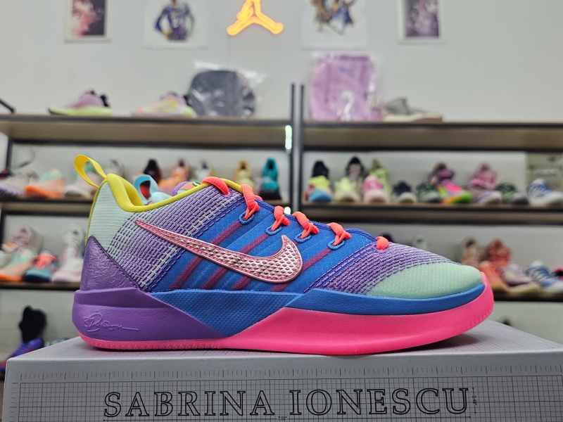 Giay-bong-ro-chinh-hang-Nike-Sabrina-3-What-The-GS-IR3208-300-Sabrina-Ionescu-10.jpg?v=1776082029