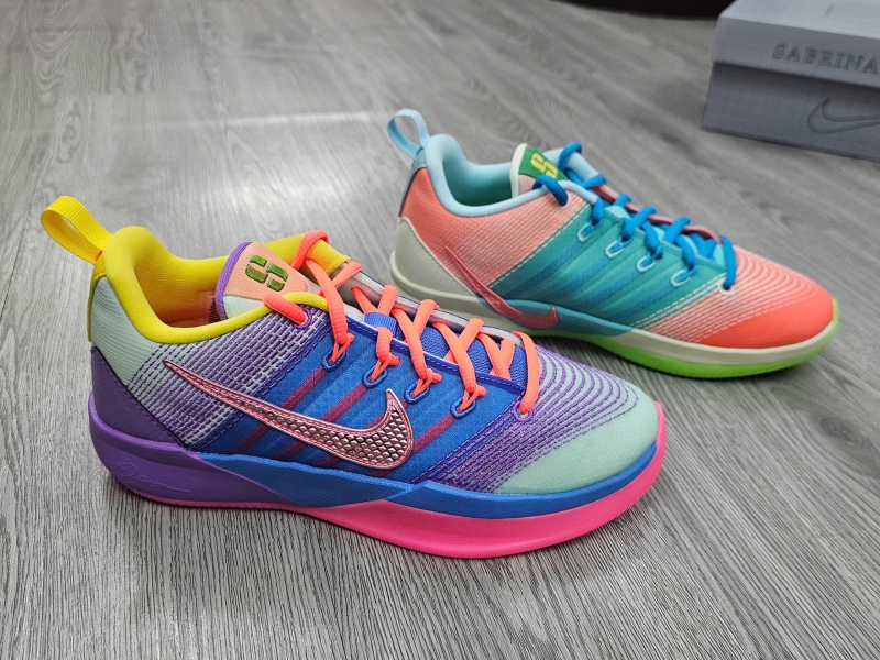 Giay-bong-ro-chinh-hang-Nike-Sabrina-3-What-The-GS-IR3208-300-Sabrina-Ionescu-2.jpg?v=1776081972