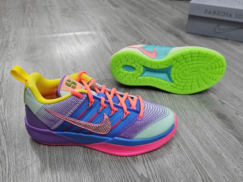 Giay-bong-ro-chinh-hang-Nike-Sabrina-3-What-The-GS-IR3208-300-Sabrina-Ionescu-3.jpg?v=1776081992