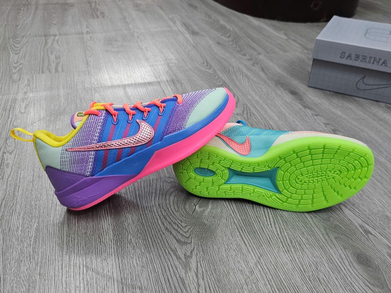 Giay-bong-ro-chinh-hang-Nike-Sabrina-3-What-The-GS-IR3208-300-Sabrina-Ionescu-4.jpg?v=1776081999