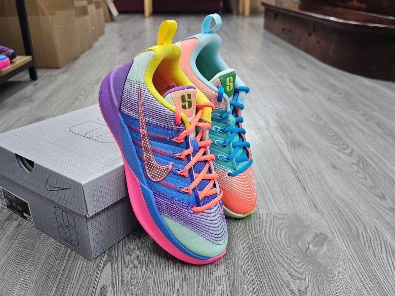 Giay-bong-ro-chinh-hang-Nike-Sabrina-3-What-The-GS-IR3208-300-Sabrina-Ionescu-7.jpg?v=1776082013