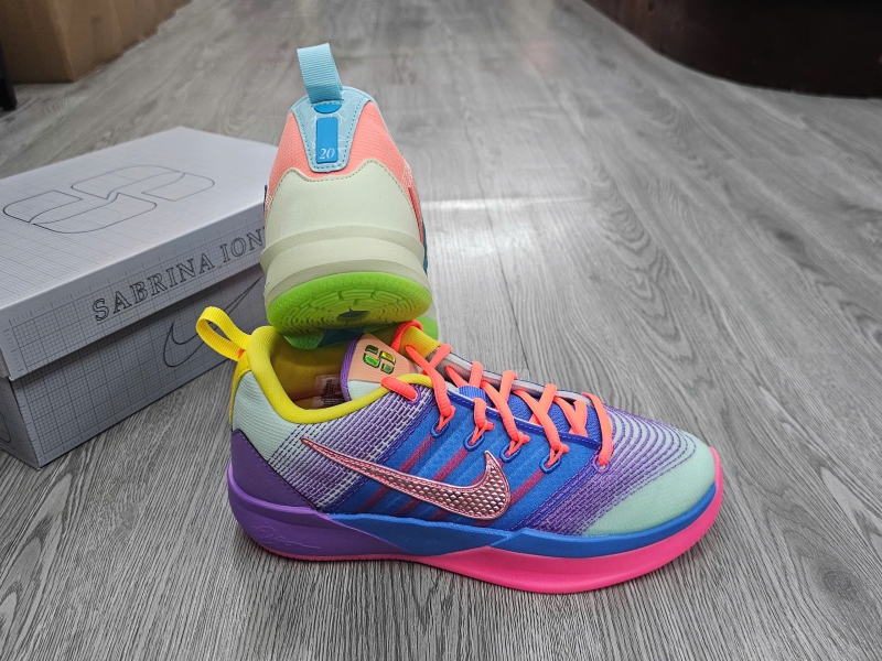 Giay-bong-ro-chinh-hang-Nike-Sabrina-3-What-The-GS-IR3208-300-Sabrina-Ionescu-9.jpg?v=1776082025