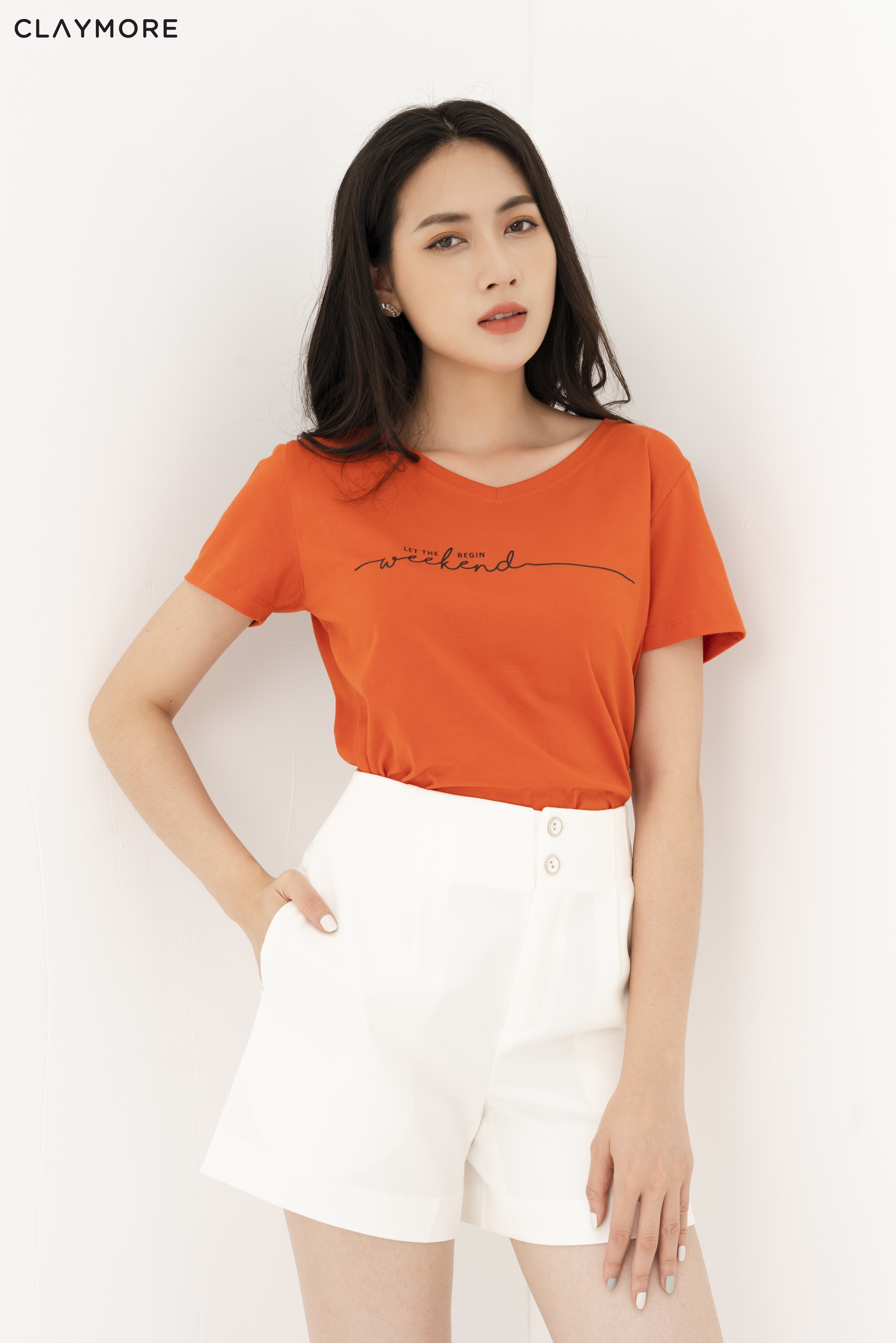 T-shirt ôm cổ tim in slogan