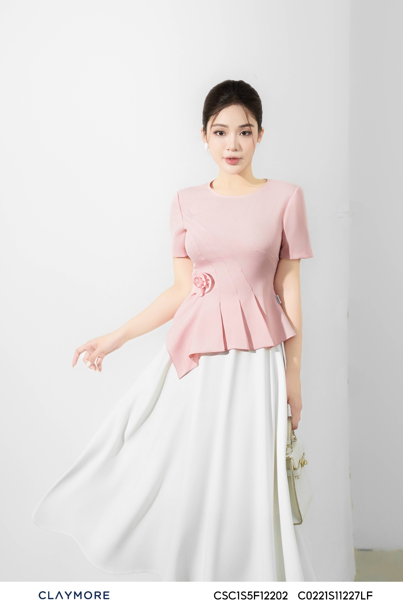 Áo kiểu cổ tròn cài hoa