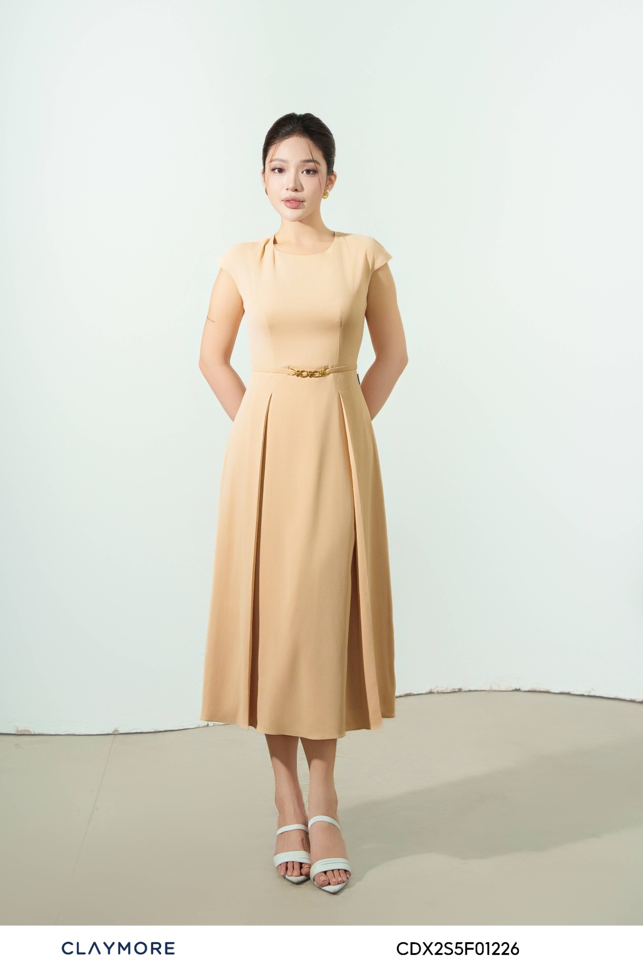 Đầm cổ tròn tay hến