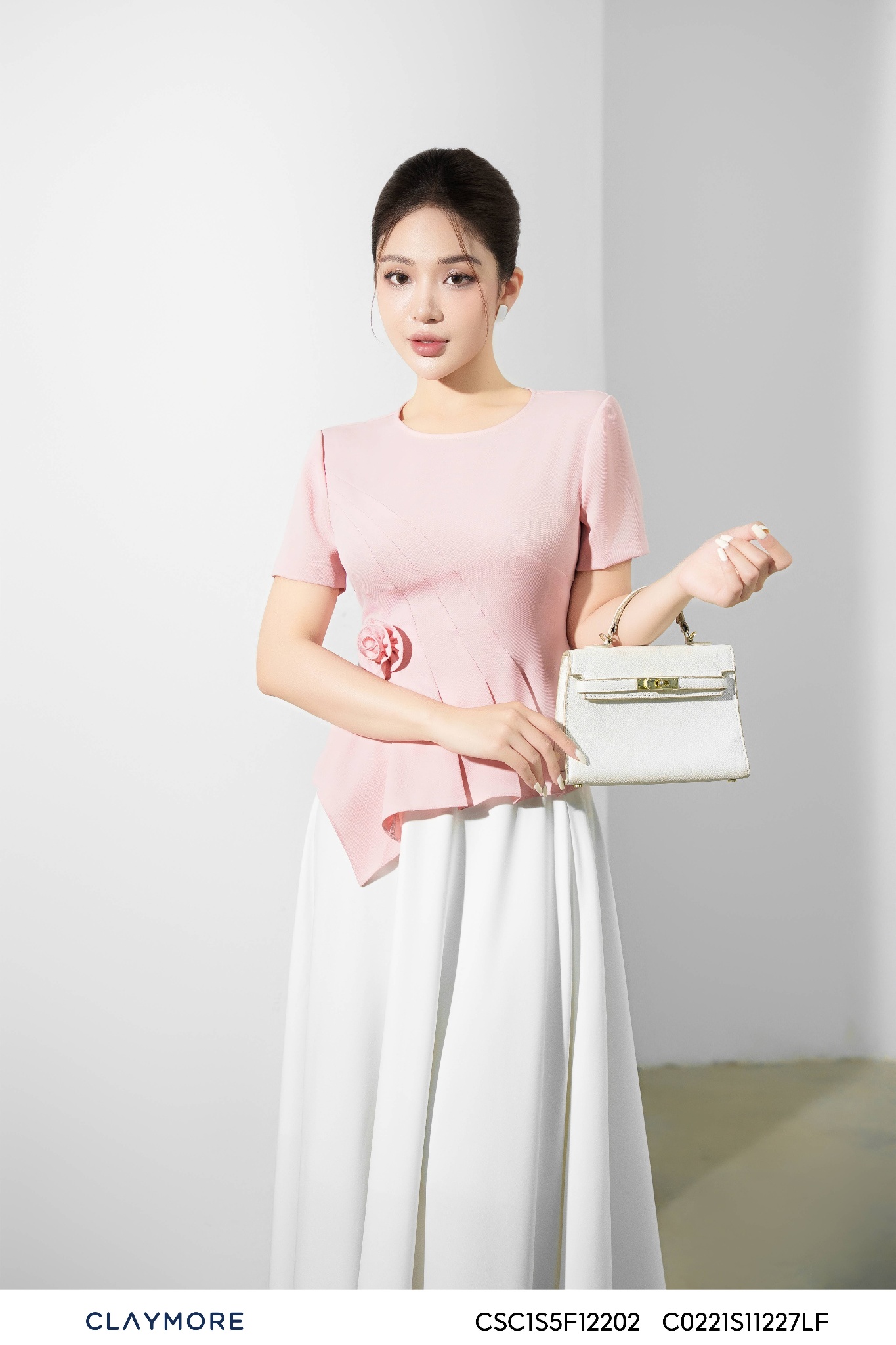 Áo kiểu cổ tròn cài hoa
