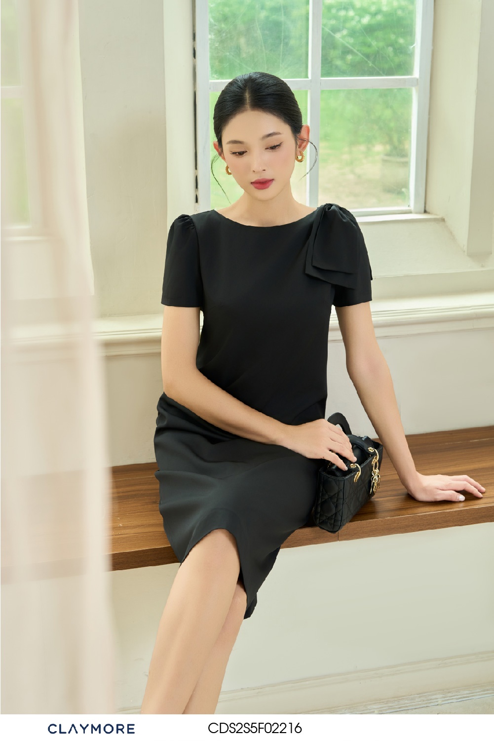 Đầm suông cổ thuyền có nơ