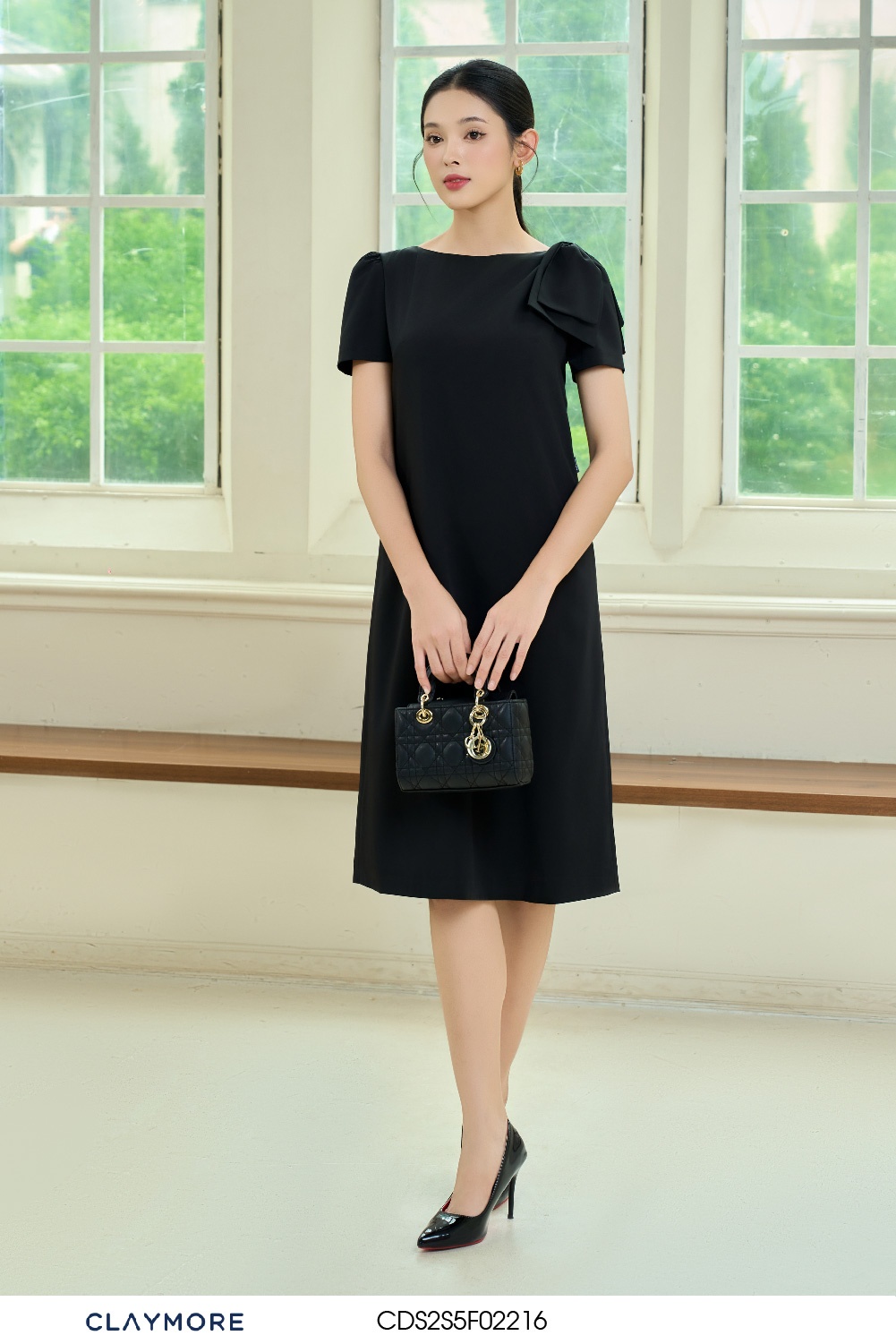 Đầm suông cổ thuyền có nơ