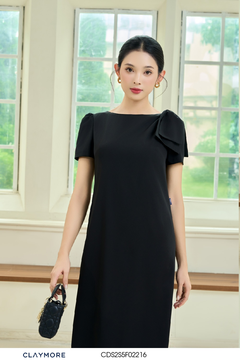 Đầm suông cổ thuyền có nơ
