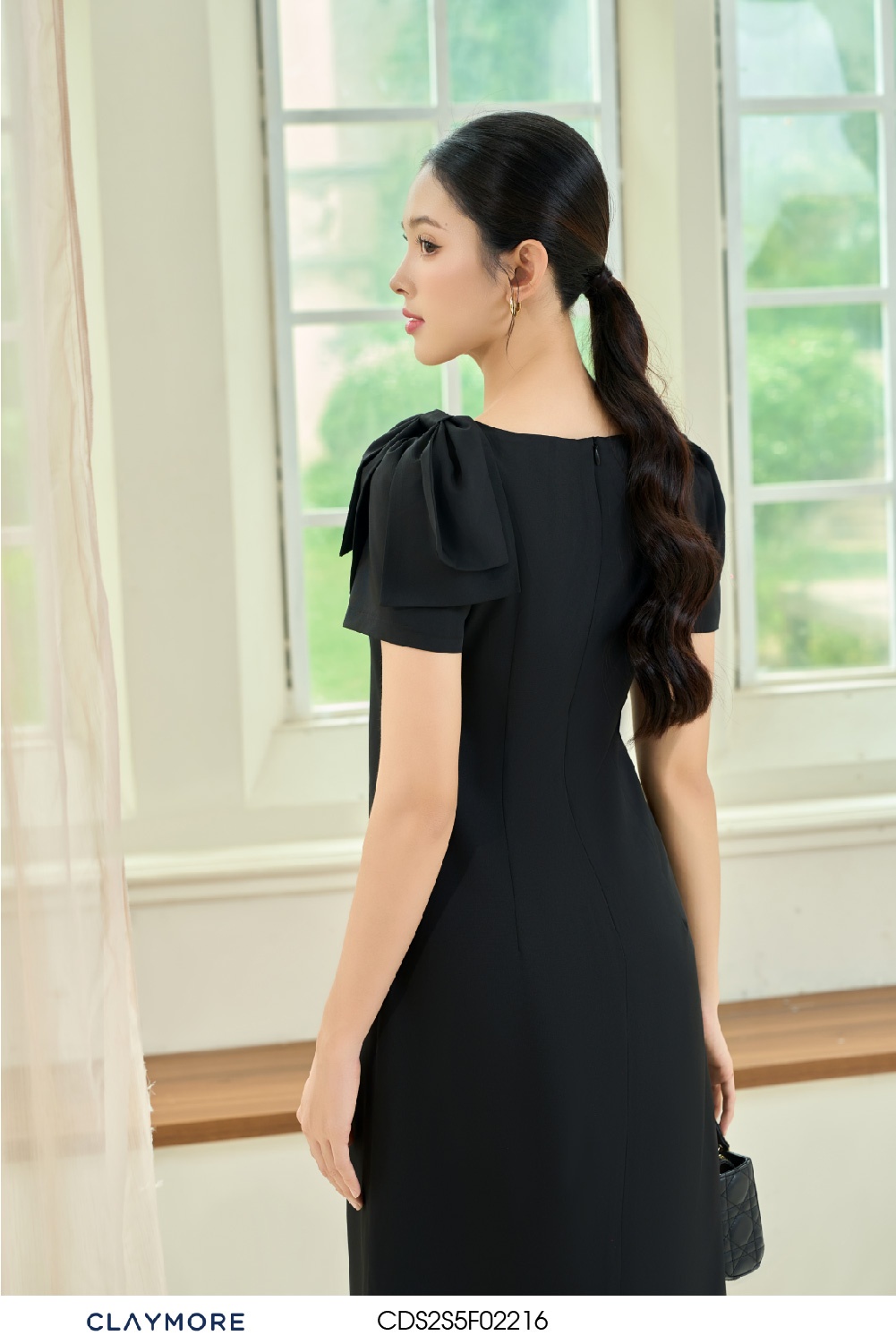 Đầm suông cổ thuyền có nơ
