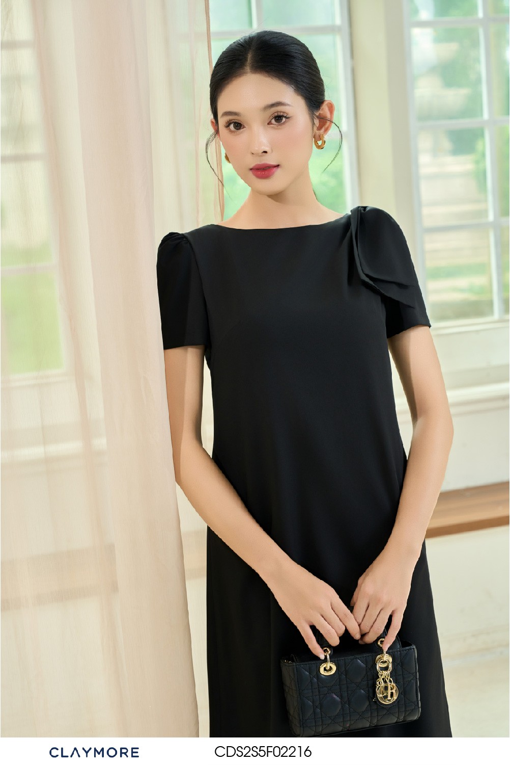 Đầm suông cổ thuyền có nơ