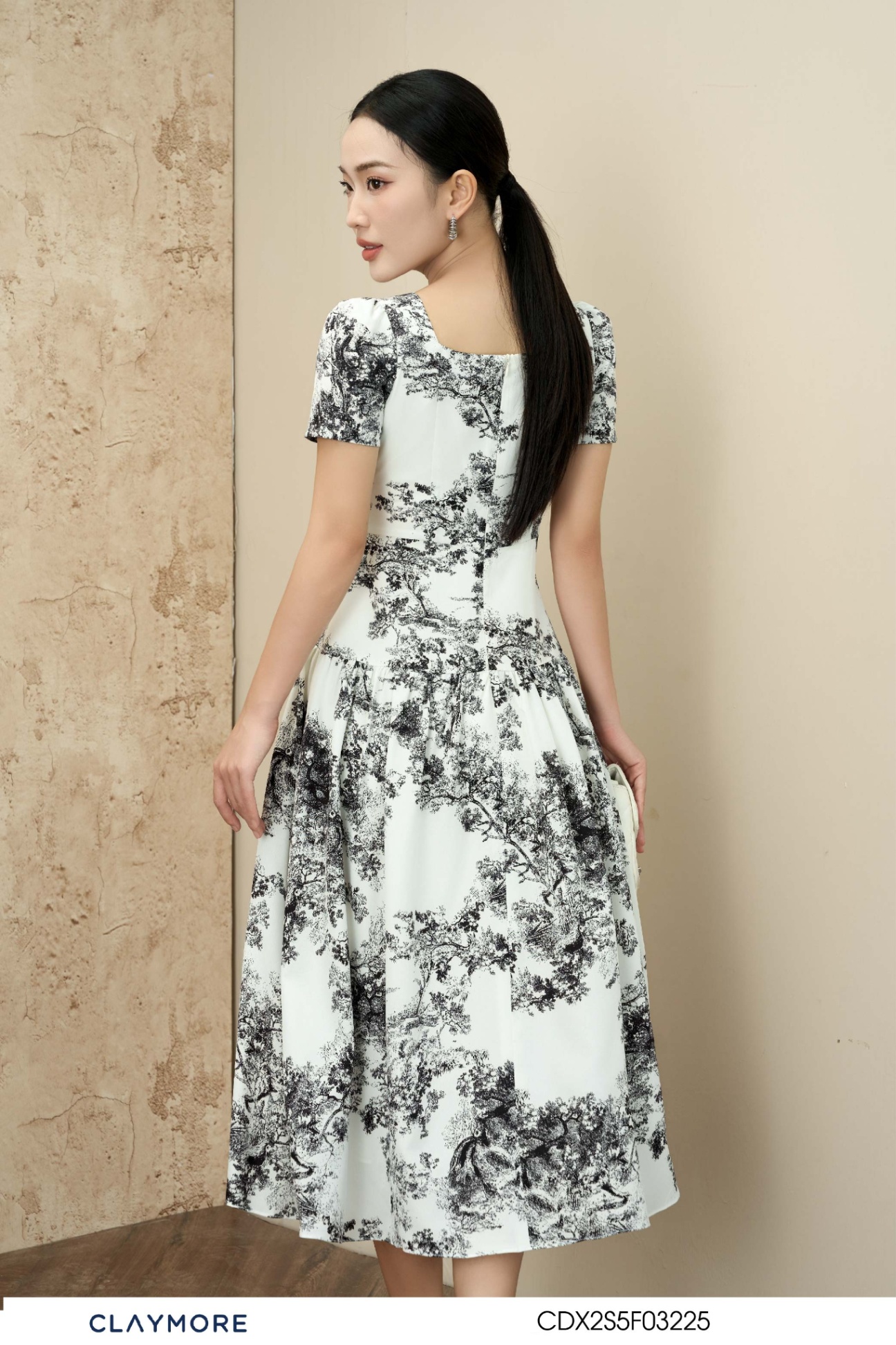 Đầm hoa cổ vuông