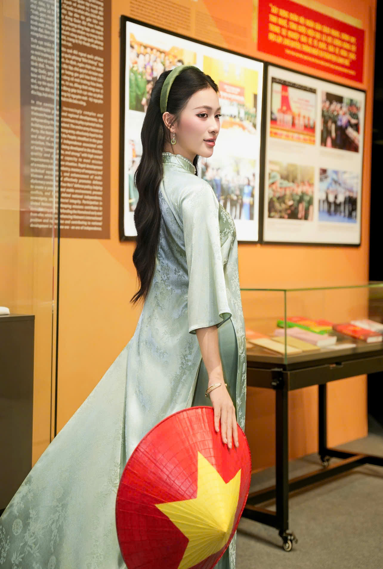 Áo dài cổ dựng tay lỡ
