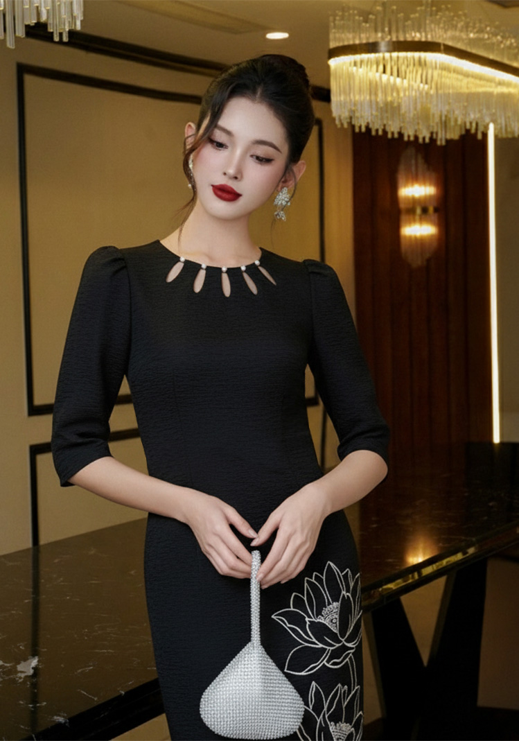 Đầm cổ tròn thêu hoa