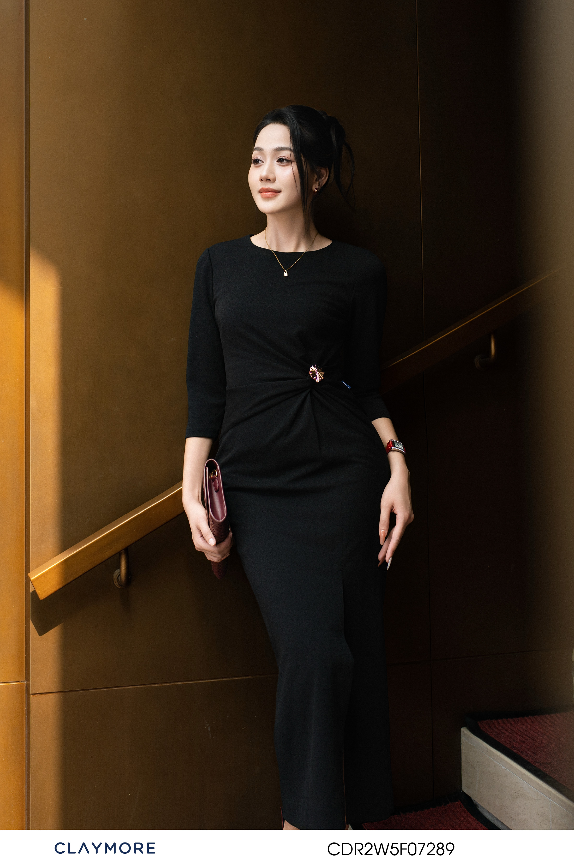 Đầm cổ tròn xoắn eo
