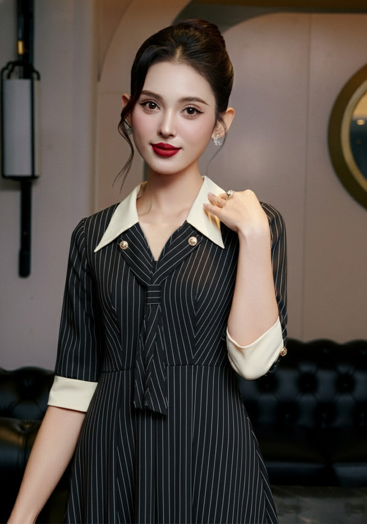 Đầm kẻ dáng xòe