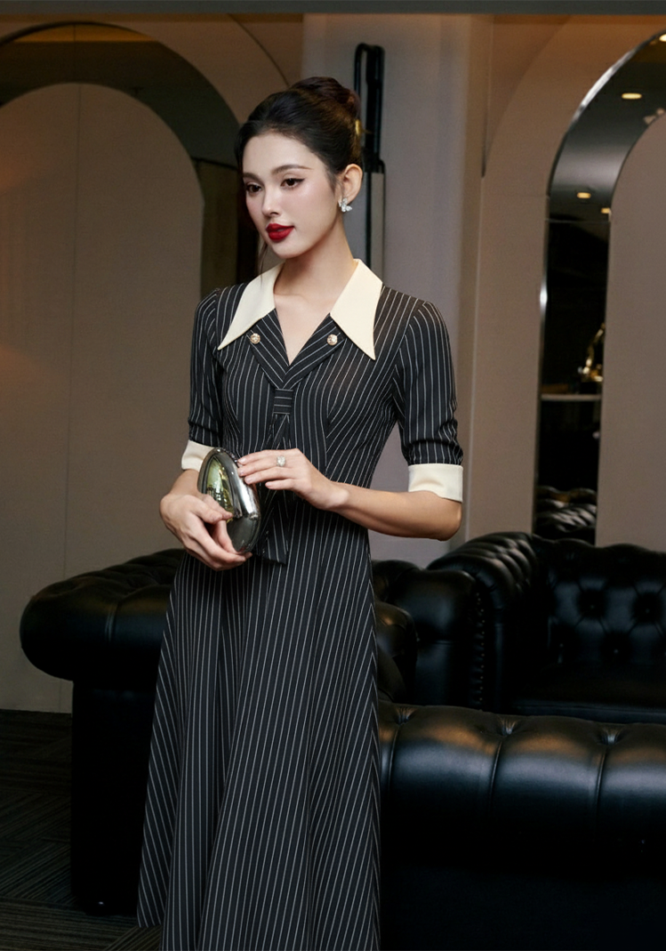 Đầm kẻ dáng xòe