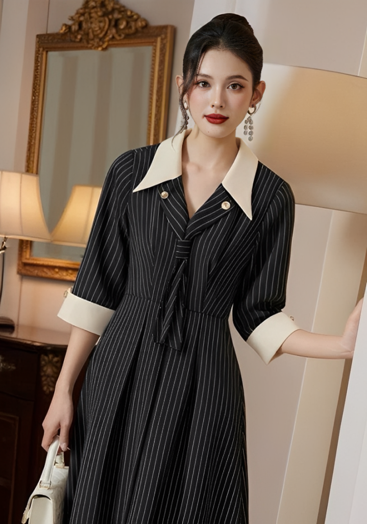 Đầm kẻ dáng xòe