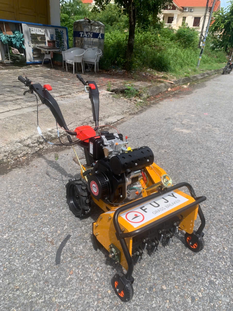 Không ngán cỏ rậm, không ngại địa hình – máy cắt cỏ trục băm Fujy 178 cải tiến cân hết!