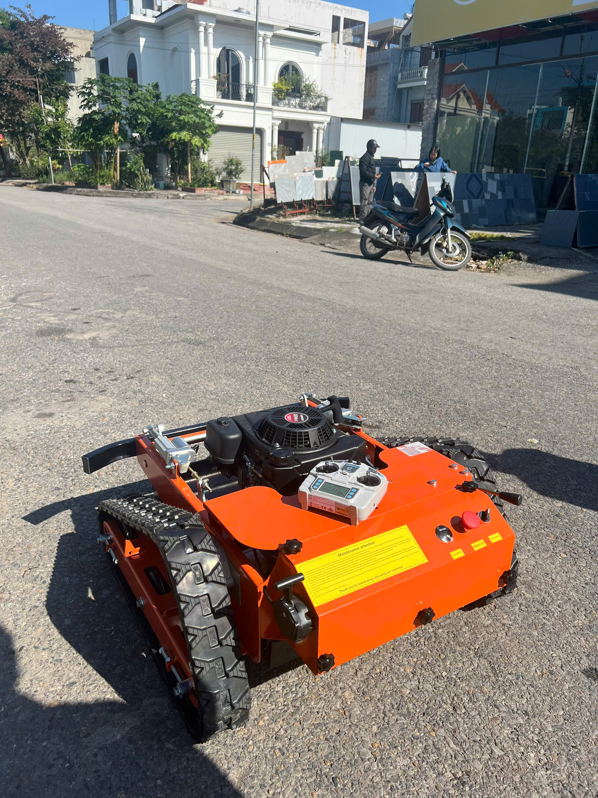 Chỉ Cần Ngồi Một Chỗ – Cắt Sạch Cỏ Trên Đồi Bằng Máy Cắt Cỏ Điều Khiển Từ Xa Loncin 224cc 9HP