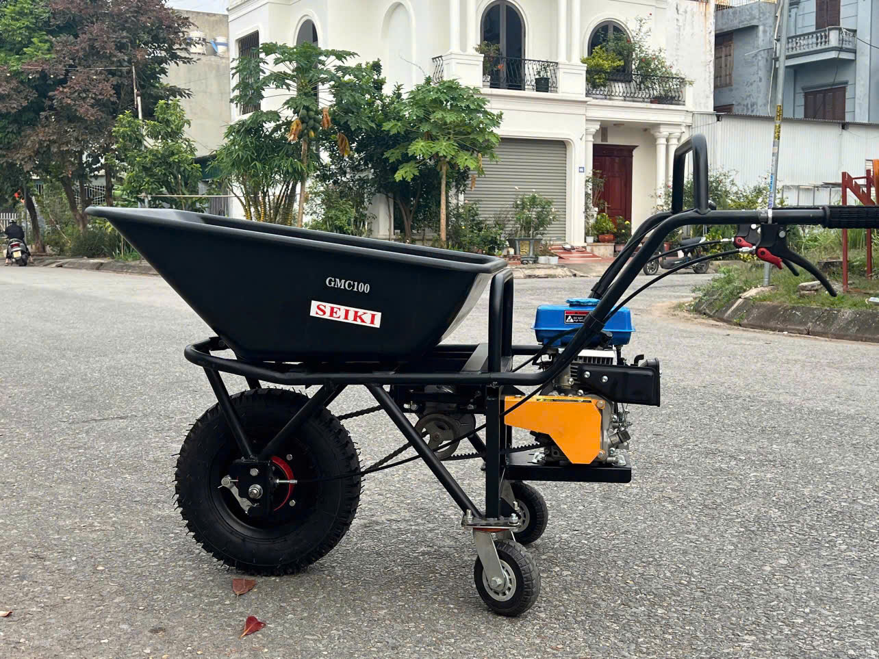 Vận Chuyển Đất, Cát, Đá, Phân Bón Nhanh Hơn Với Xe Rùa Động Cơ GX100