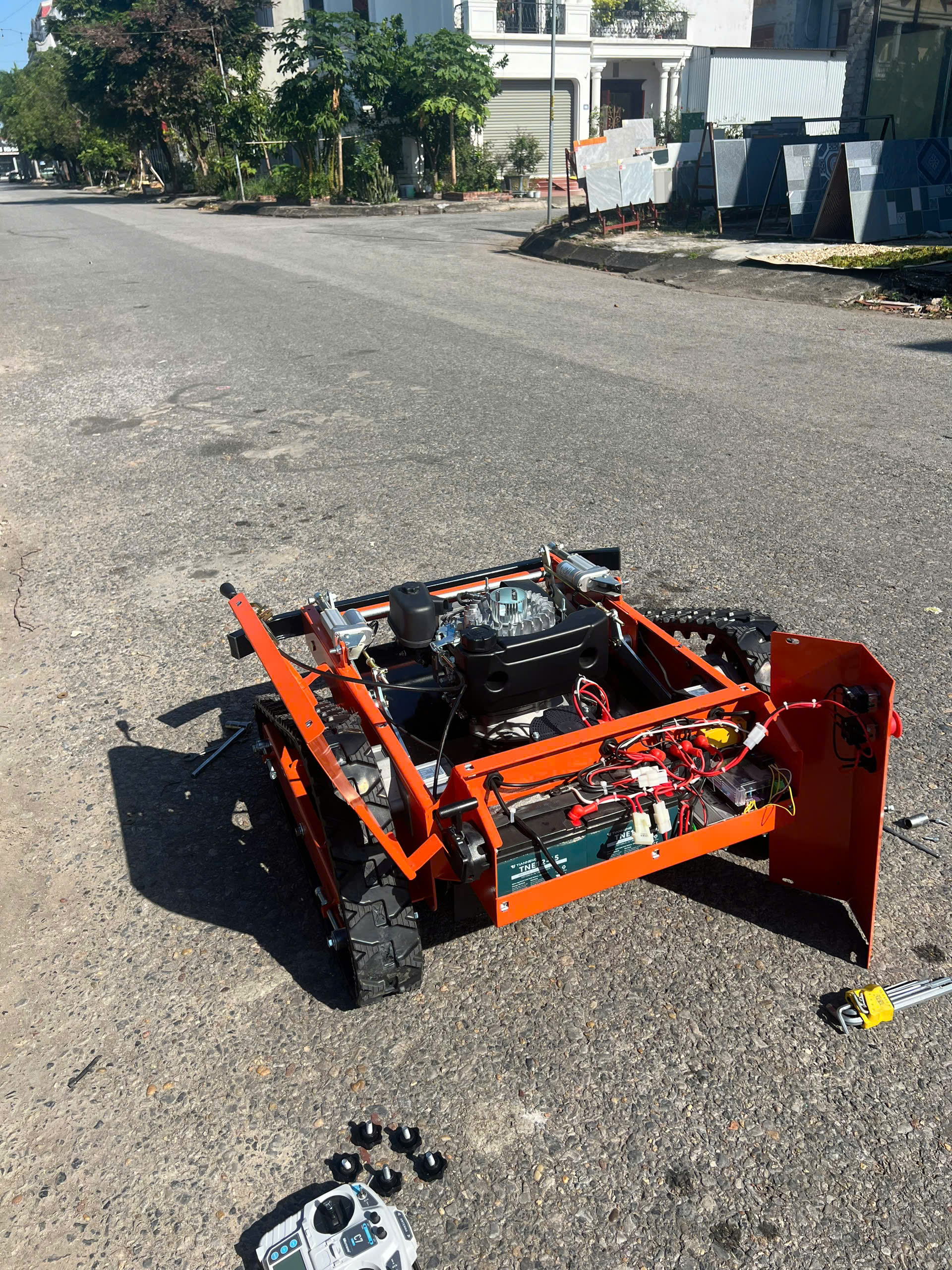 Chi-Can-Ngoi-Mot-Cho-Cat-Sach-Co-Tren-Doi-Bang-May-Cat-Co-Dieu-Khien-Tu-Xa-Loncin-224cc-9HP-1.jpg