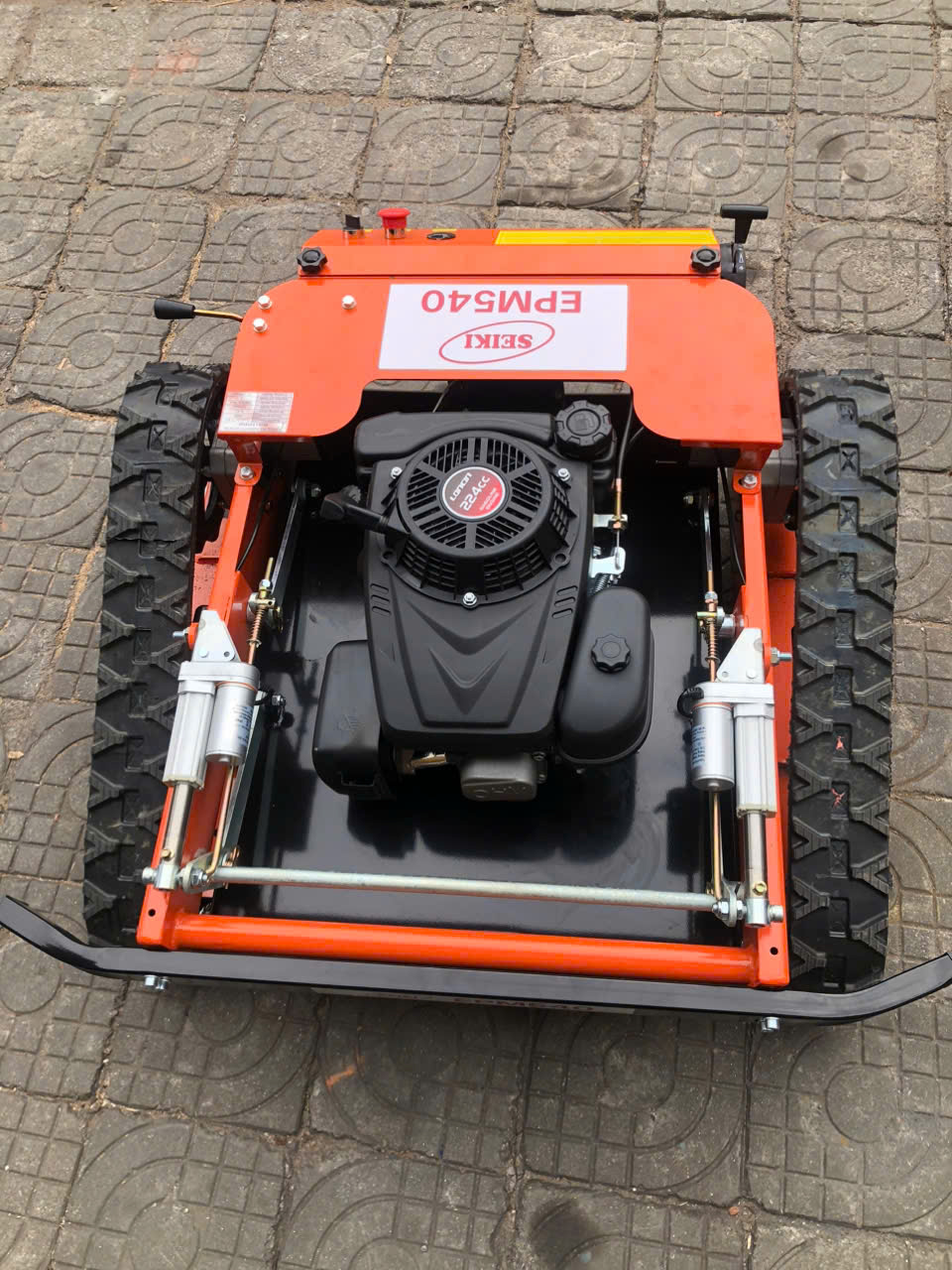 Chi-Can-Ngoi-Mot-Cho-Cat-Sach-Co-Tren-Doi-Bang-May-Cat-Co-Dieu-Khien-Tu-Xa-Loncin-224cc-9HP-2.jpg