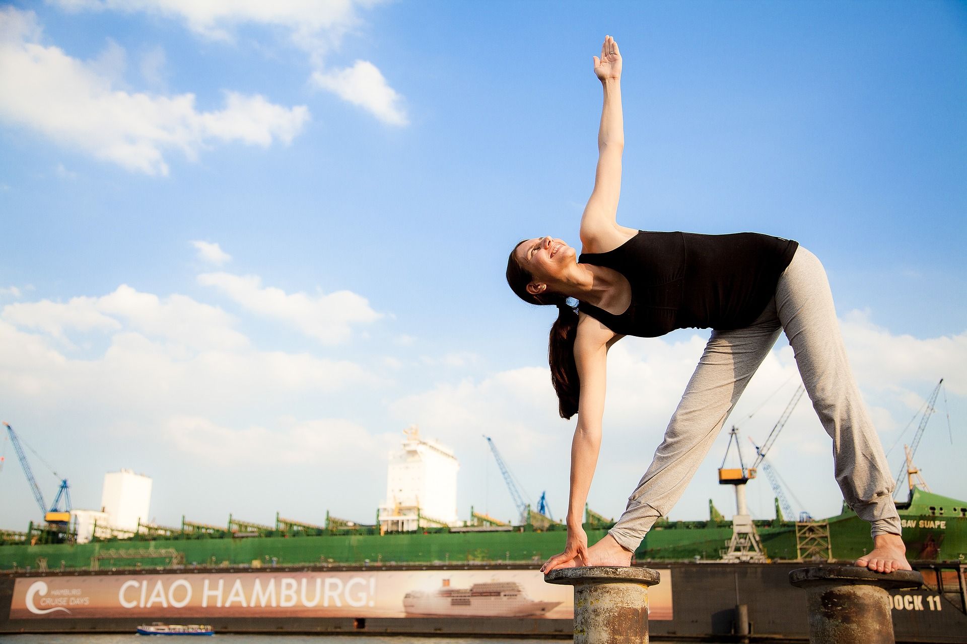 TƯ THẾ TAM GIÁC – TRIKONASANA