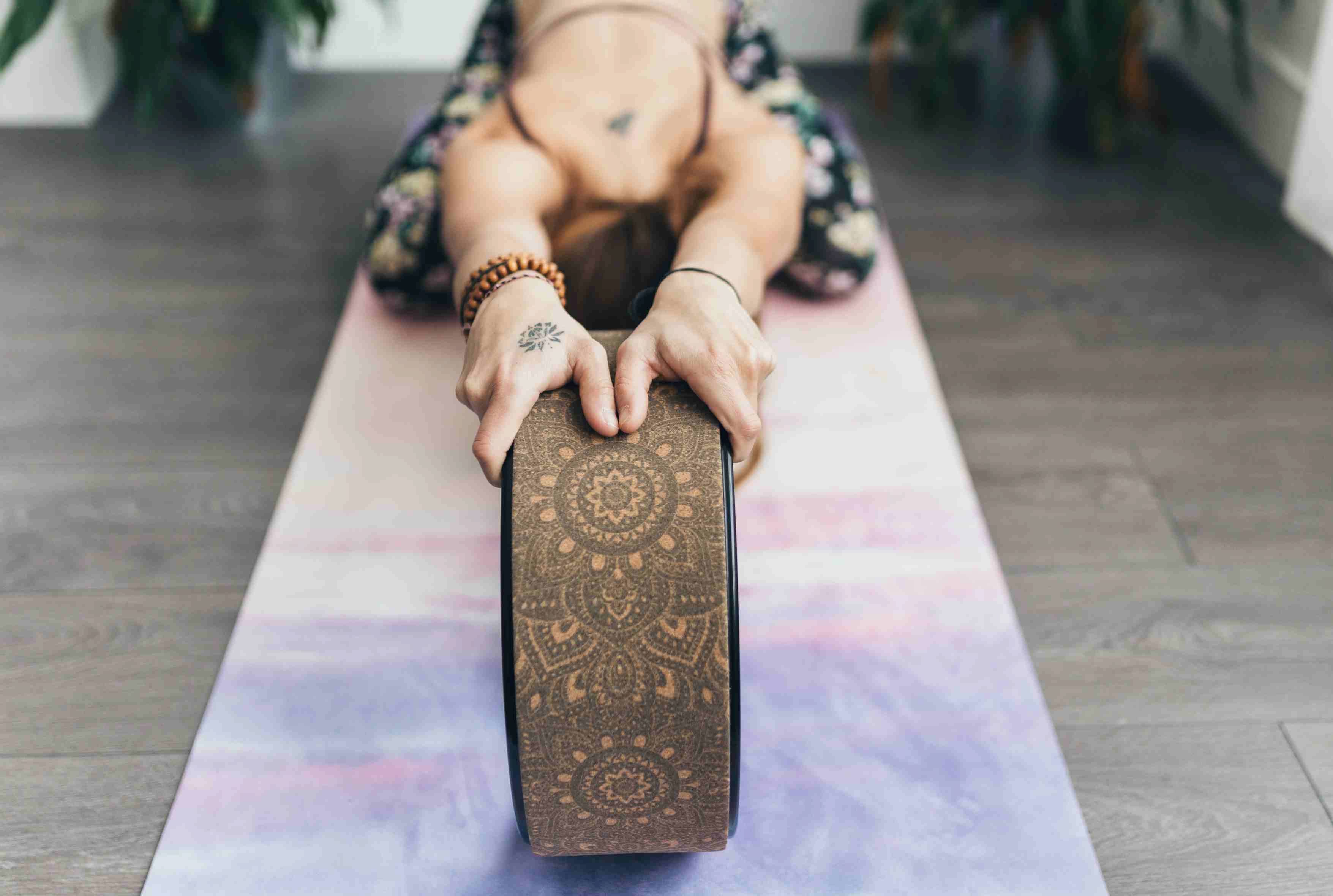 Tư thế trẻ em với vòng tập Yoga