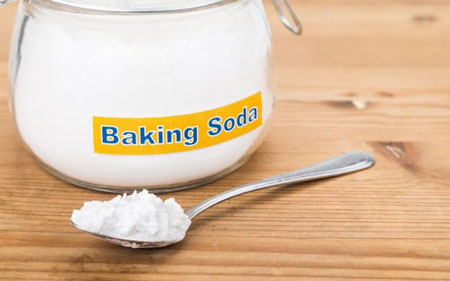 Cách xử lý dây chuyền bạc bị đen bằng baking soda