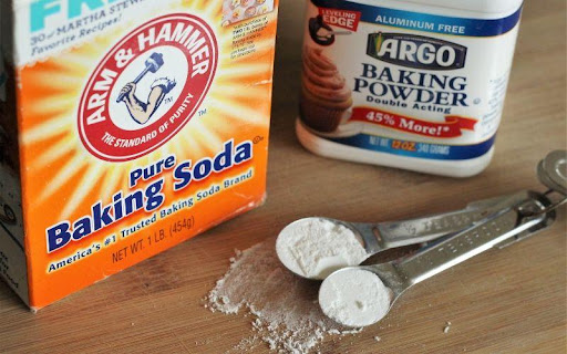 Làm sạch dây chuyền bạc bằng baking soda