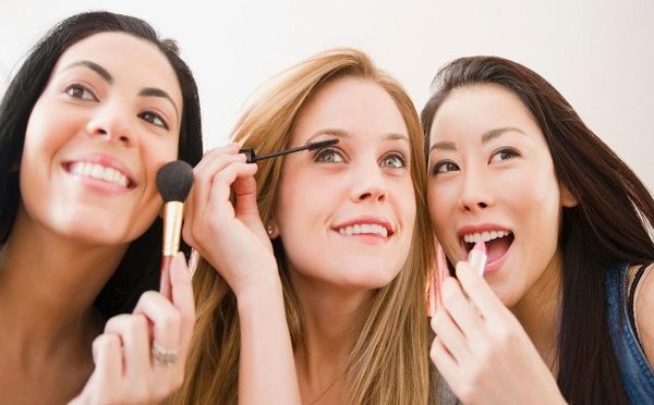 Trang điểm có phải là nguyên nhân gây mụn?