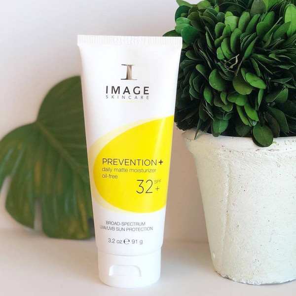 Image 32 Prevention + Daily Matte Moisturizer Oil Free