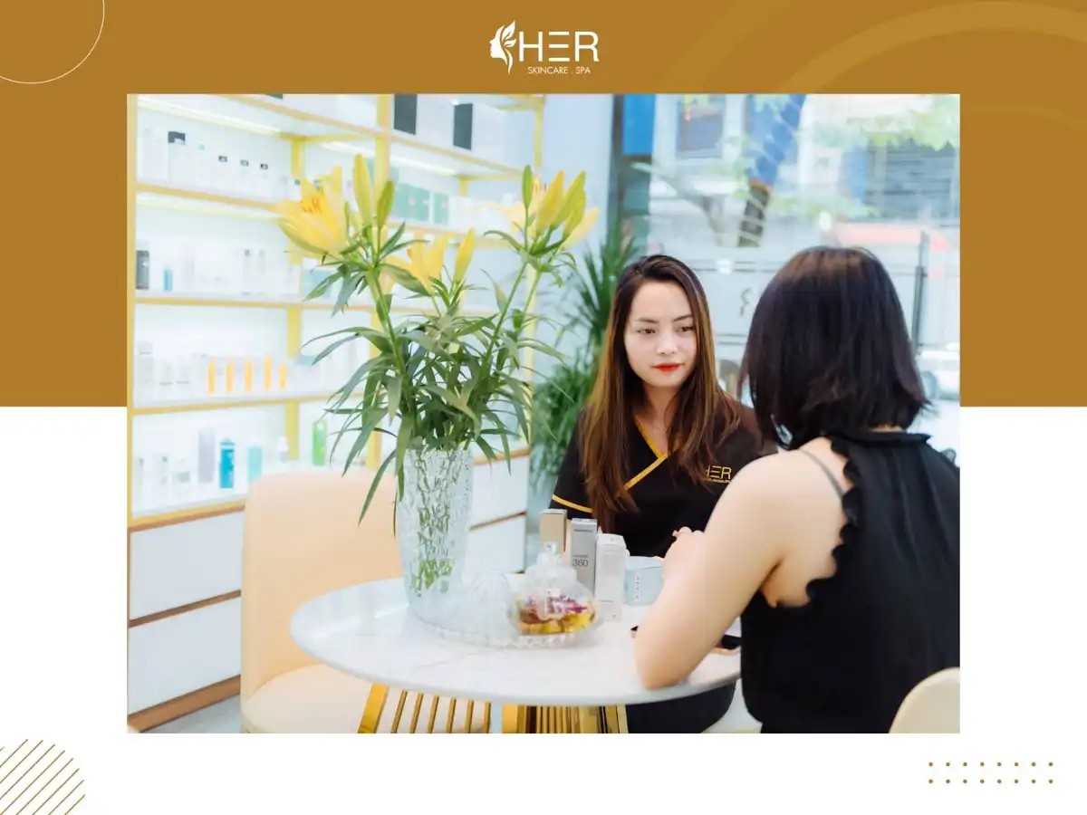 Nhân viên tư vấn cho khách hàng tại HER Skincare & Spa