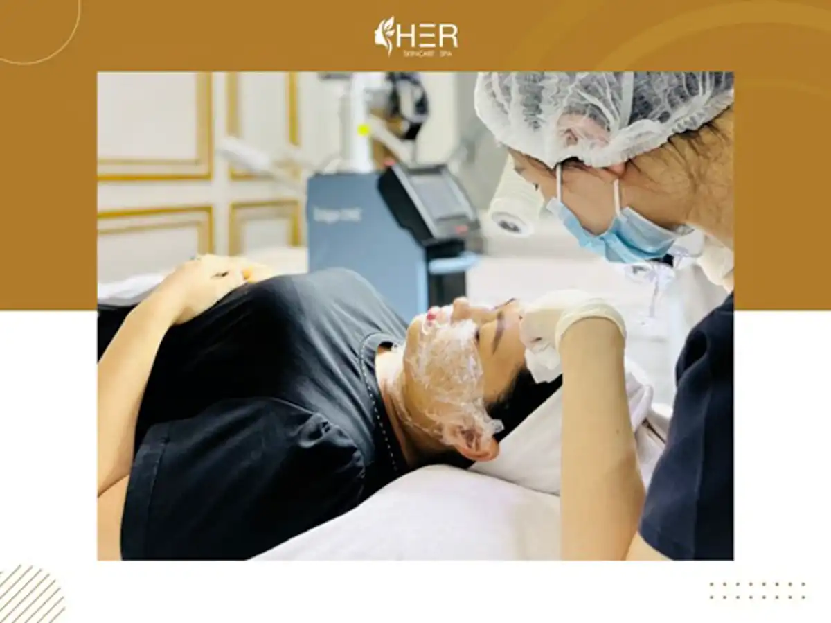 Khách hàng thư giãn khi điều trị tại HER Skincare & Spa