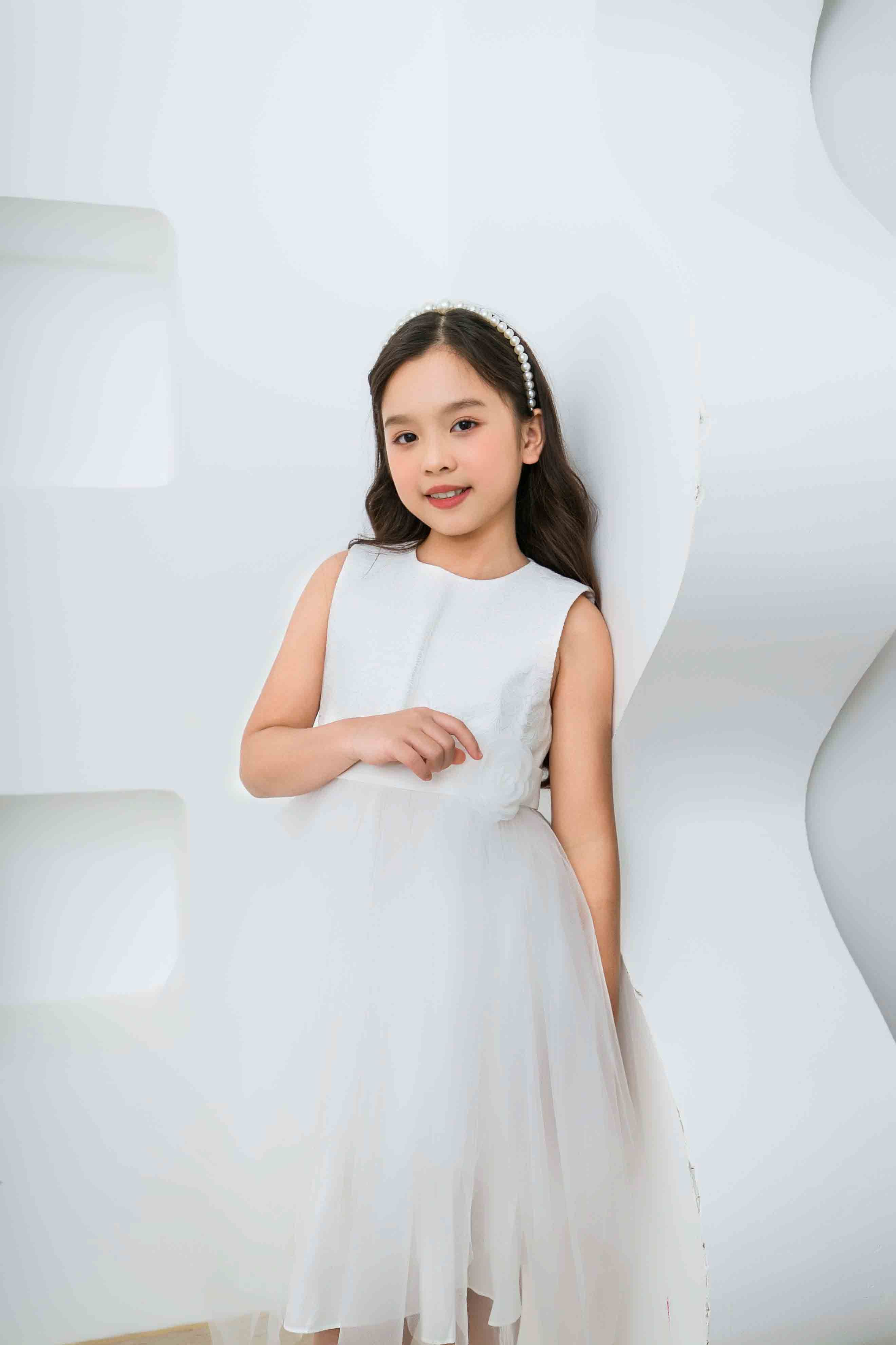 Hoa hậu Phương Khánh hóa nàng thơ tinh khôi trong váy áo màu trắng đậm chất  thơ