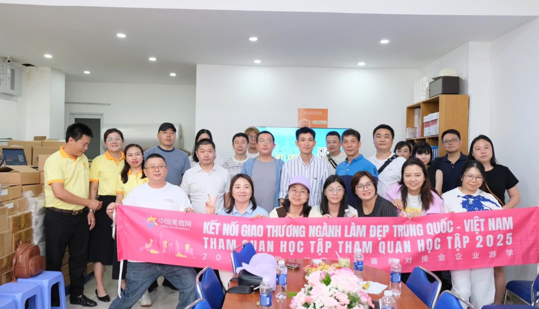 ĐOÀN HIỆP HỘI MỸ PHẨM TRUNG QUỐC ĐẾN THĂM VÀ GIAO LƯU TẠI CÔNG TY DƯỢC MỸ PHẨM SEN VÀNG