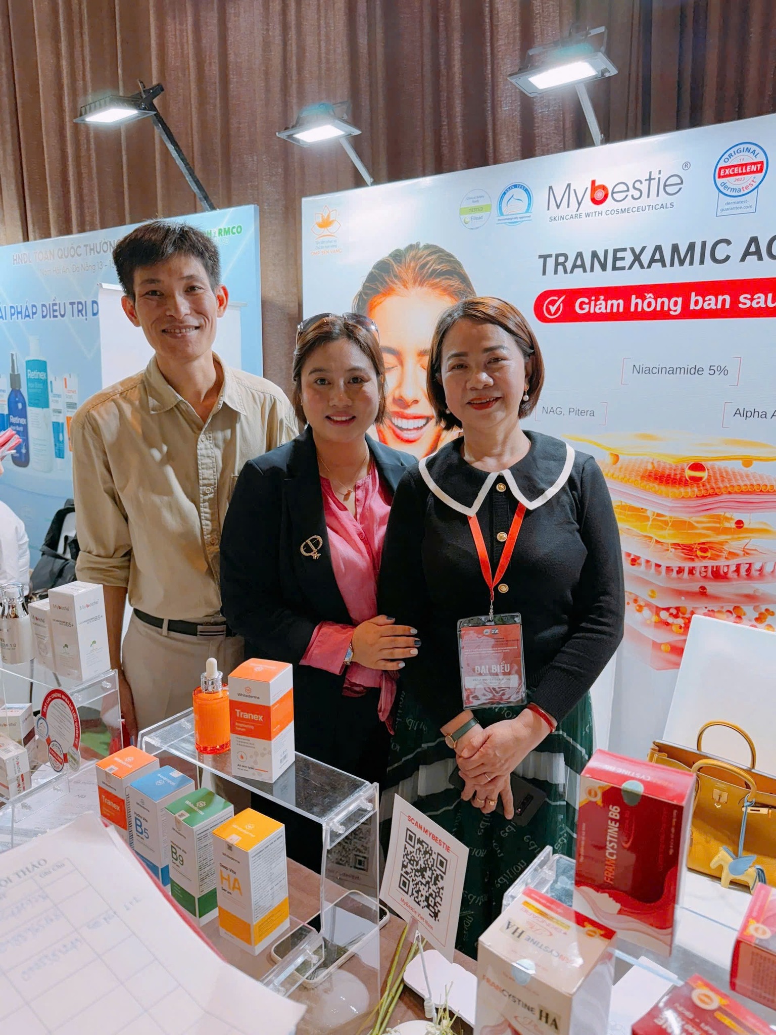 DUOC-MY-PHAM-SEN-VANG-CHUC-MUNG-HOI-NGHI-DA-LIEU-TOAN-QUOC-THUONG-NIEN-2025-DIEN-RA-THANH-CONG-TOT-DEP_581146580_1472730014858377_6715066049861960446_n (1).jpg