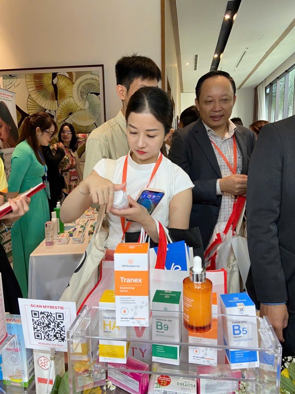 DUOC-MY-PHAM-SEN-VANG-CHUC-MUNG-HOI-NGHI-DA-LIEU-TOAN-QUOC-THUONG-NIEN-2025-DIEN-RA-THANH-CONG-TOT-DEP_581307637_1472722934859085_6764287051366423444_n (1).jpg