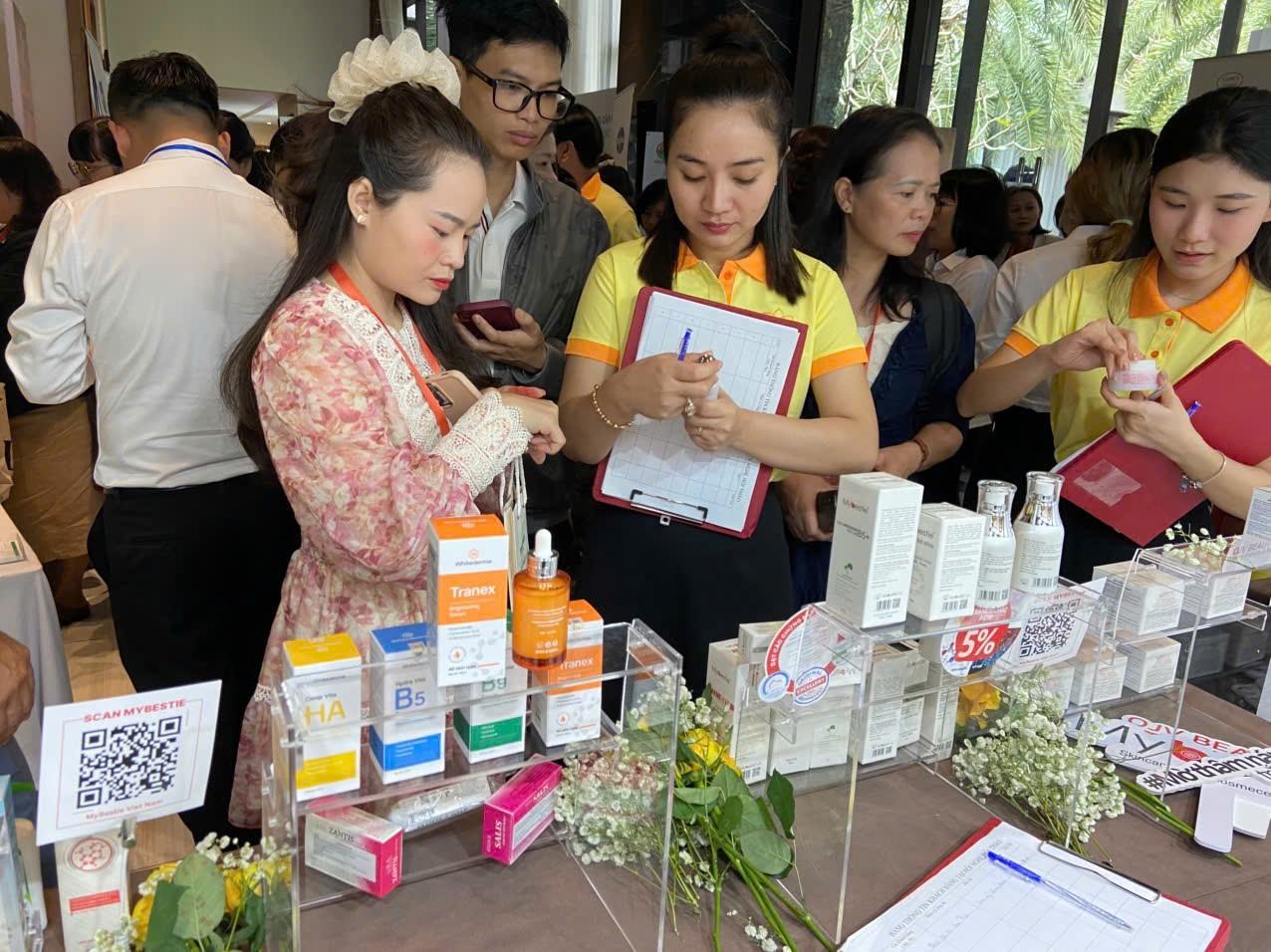 DUOC-MY-PHAM-SEN-VANG-CHUC-MUNG-HOI-NGHI-DA-LIEU-TOAN-QUOC-THUONG-NIEN-2025-DIEN-RA-THANH-CONG-TOT-DEP_581690925_1472722771525768_6749503383421343471_n (1).jpg