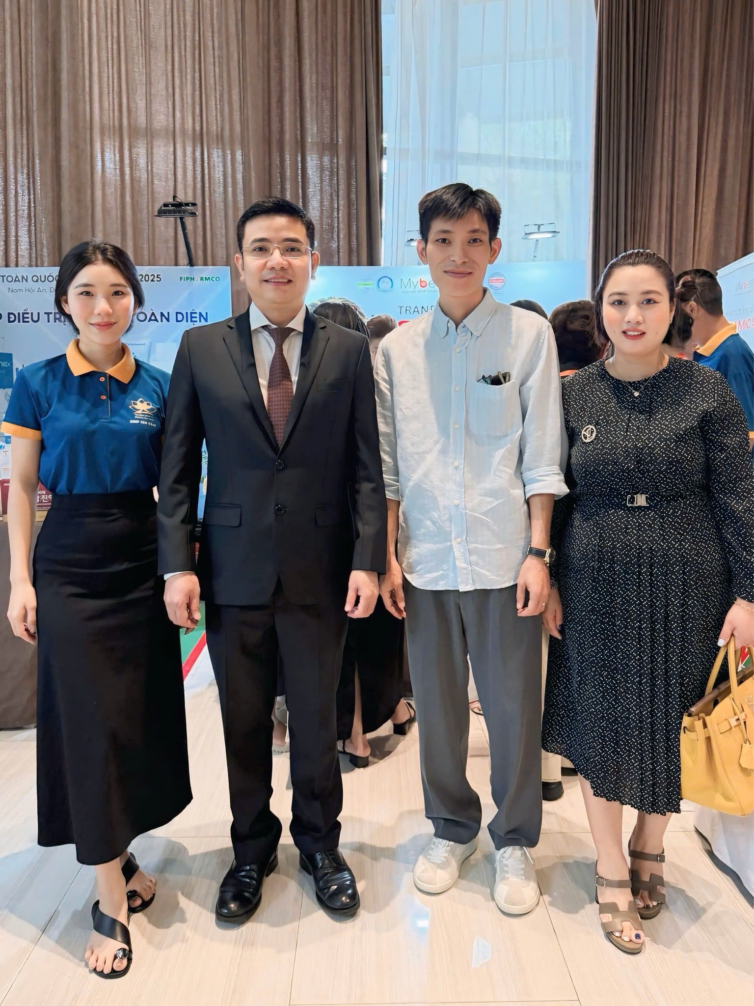 DUOC-MY-PHAM-SEN-VANG-CHUC-MUNG-HOI-NGHI-DA-LIEU-TOAN-QUOC-THUONG-NIEN-2025-DIEN-RA-THANH-CONG-TOT-DEP_581857102_1472722418192470_1568780391376204310_n (1).jpg