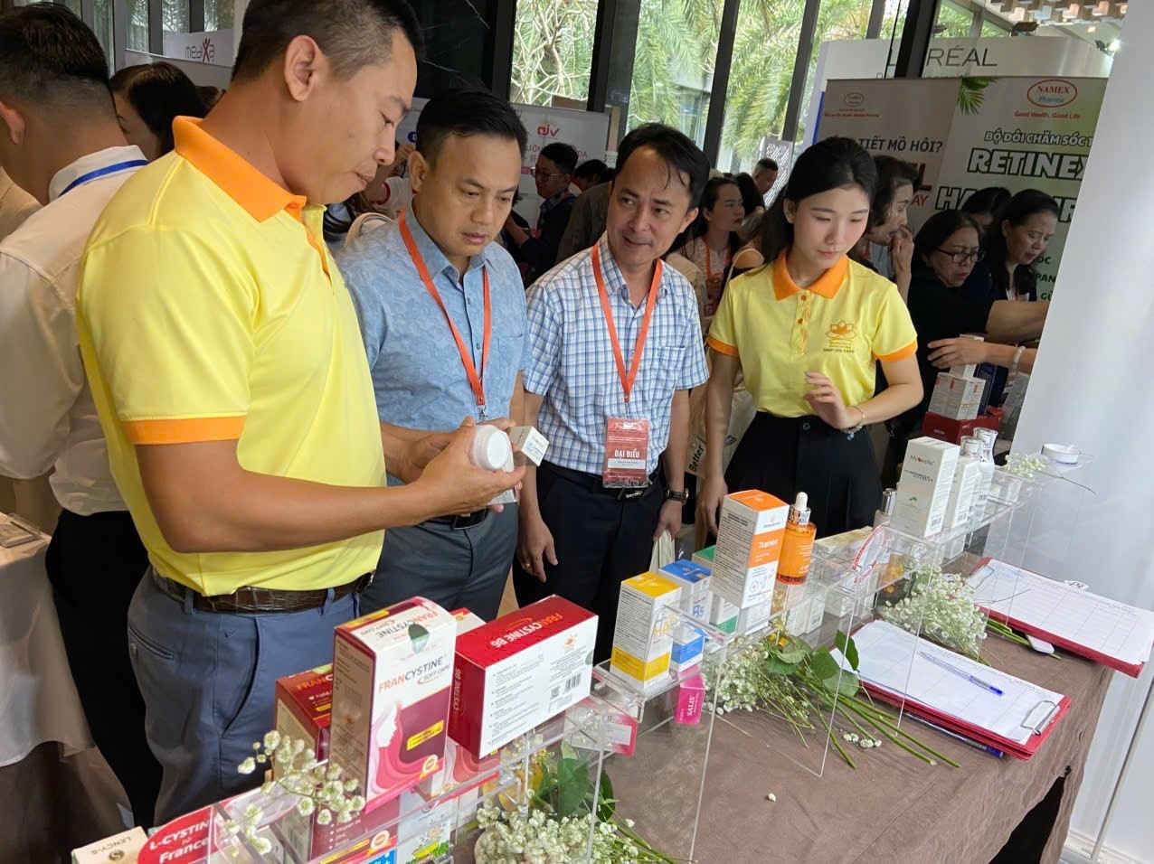 DUOC-MY-PHAM-SEN-VANG-CHUC-MUNG-HOI-NGHI-DA-LIEU-TOAN-QUOC-THUONG-NIEN-2025-DIEN-RA-THANH-CONG-TOT-DEP_581954114_1472722688192443_9162911333011497780_n (1).jpg