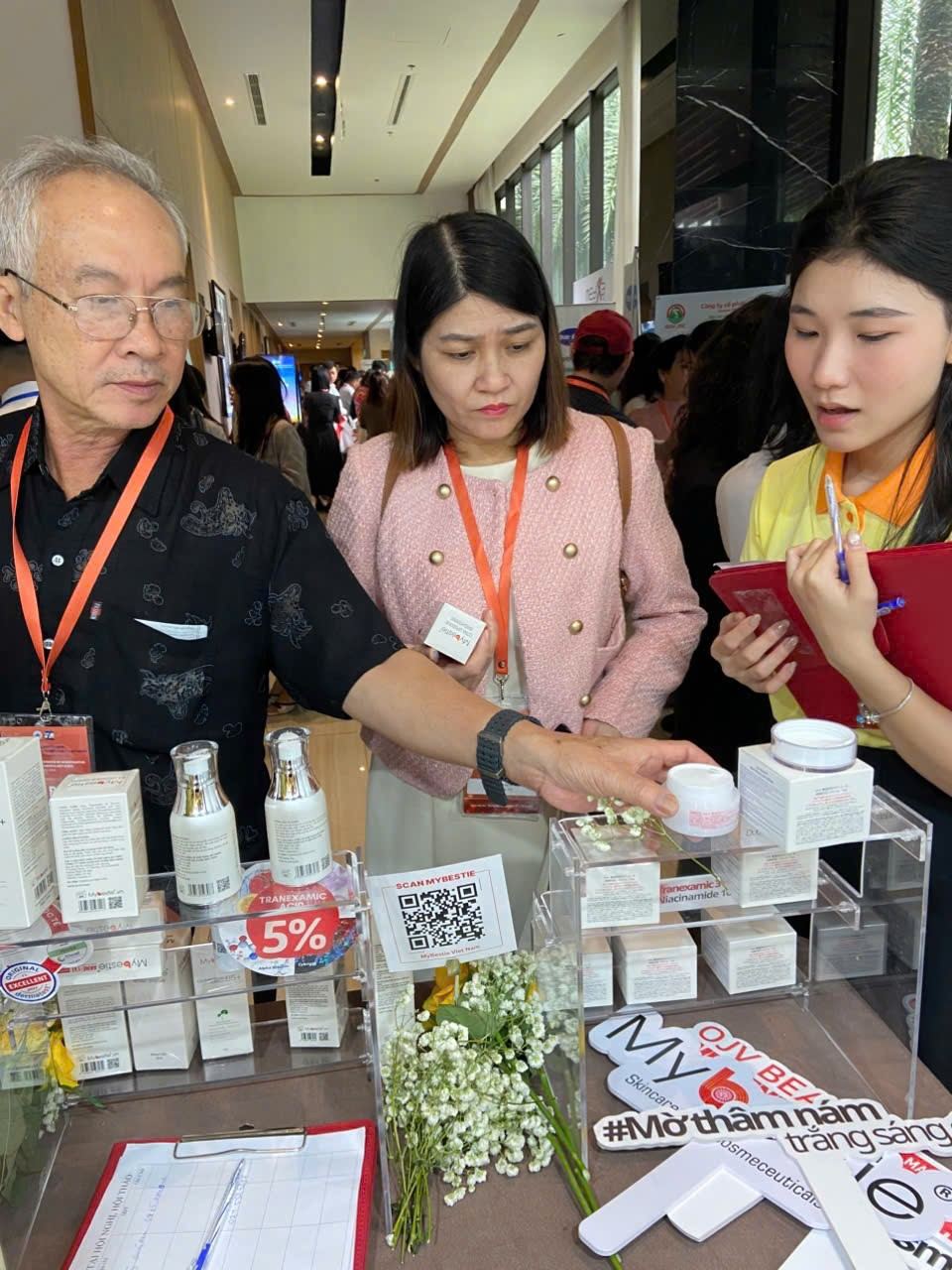 DUOC-MY-PHAM-SEN-VANG-CHUC-MUNG-HOI-NGHI-DA-LIEU-TOAN-QUOC-THUONG-NIEN-2025-DIEN-RA-THANH-CONG-TOT-DEP_582543537_1472722848192427_3302382712375869456_n (1).jpg