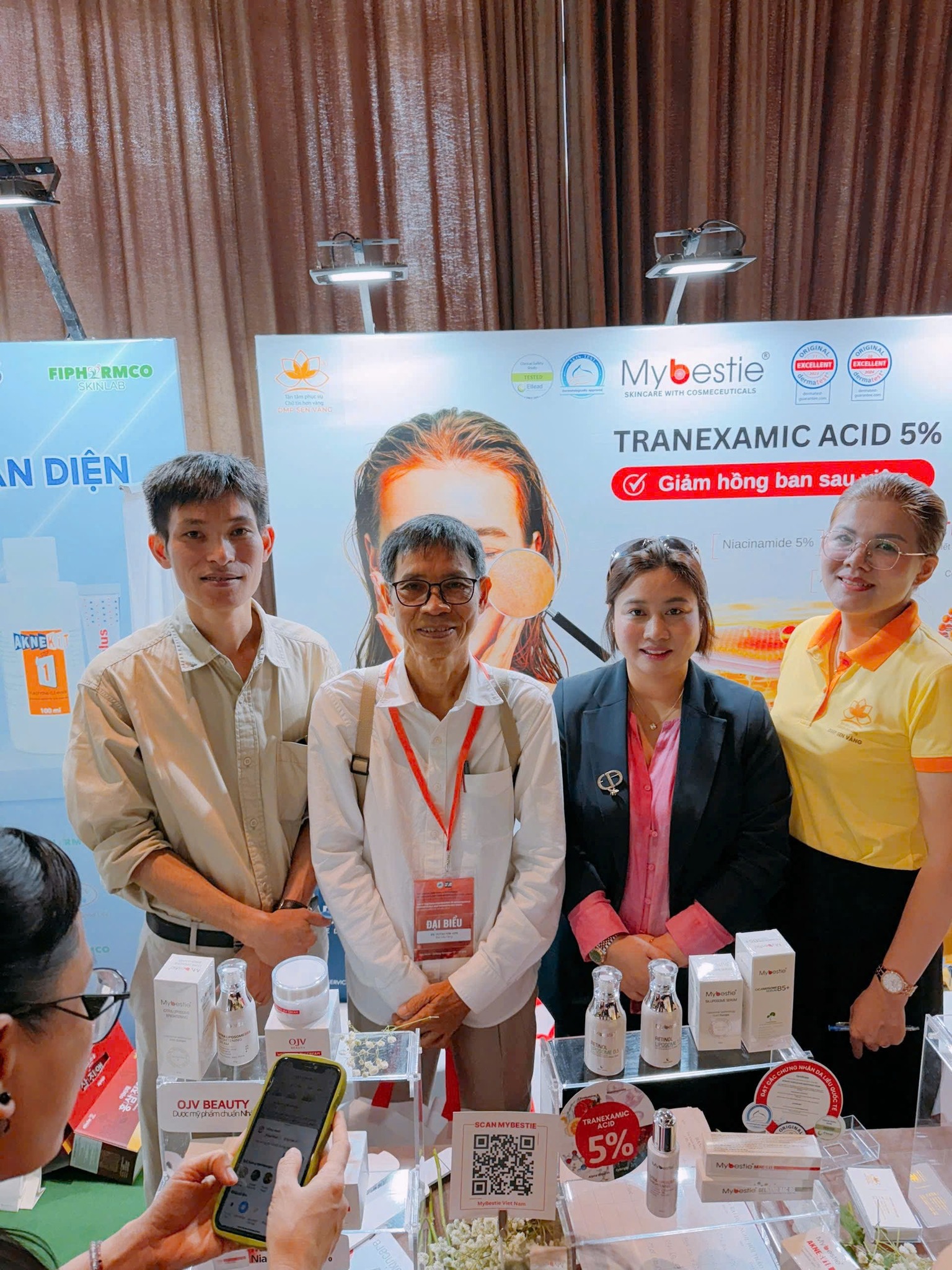 DUOC-MY-PHAM-SEN-VANG-CHUC-MUNG-HOI-NGHI-DA-LIEU-TOAN-QUOC-THUONG-NIEN-2025-DIEN-RA-THANH-CONG-TOT-DEP_582578016_1472729934858385_240056913830617894_n (1).jpg