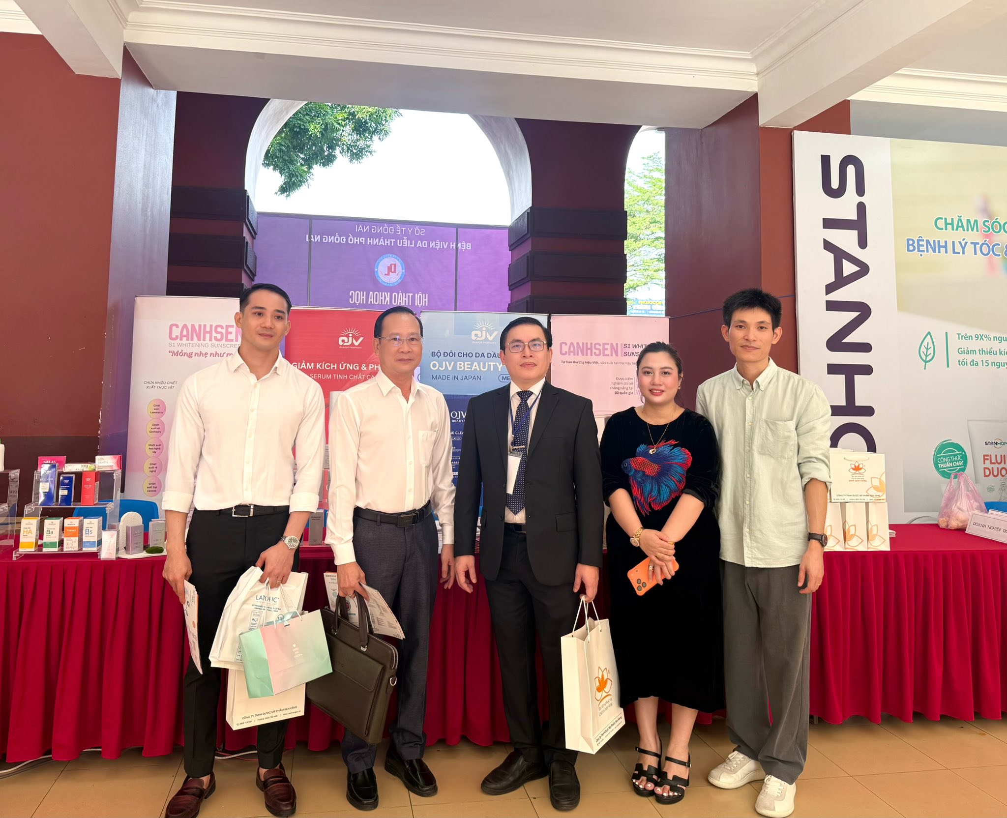 Cong-ty-DMP-Sen-Vang-chuc-mung-Hoi-thao-khoa-hoc-Cham-Soc-Da-Co-Ban-Va-Chuyen-Sau-Trong-Thuc-Hanh-Da-Lieu-Tham-My-2026-dien-ra-thanh-cong-tot-dep--2.jpg