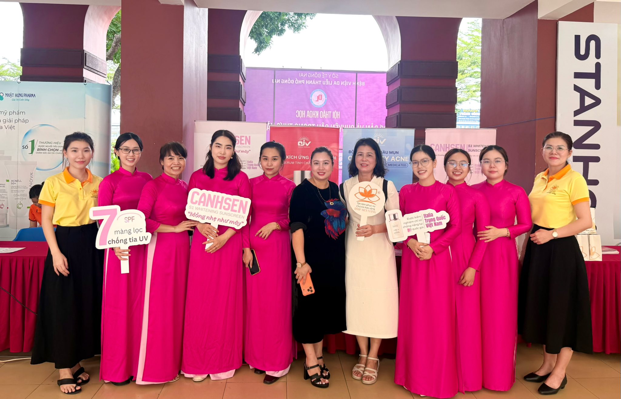 Cong-ty-DMP-Sen-Vang-chuc-mung-Hoi-thao-khoa-hoc-Cham-Soc-Da-Co-Ban-Va-Chuyen-Sau-Trong-Thuc-Hanh-Da-Lieu-Tham-My-2026-dien-ra-thanh-cong-tot-dep--4.jpg