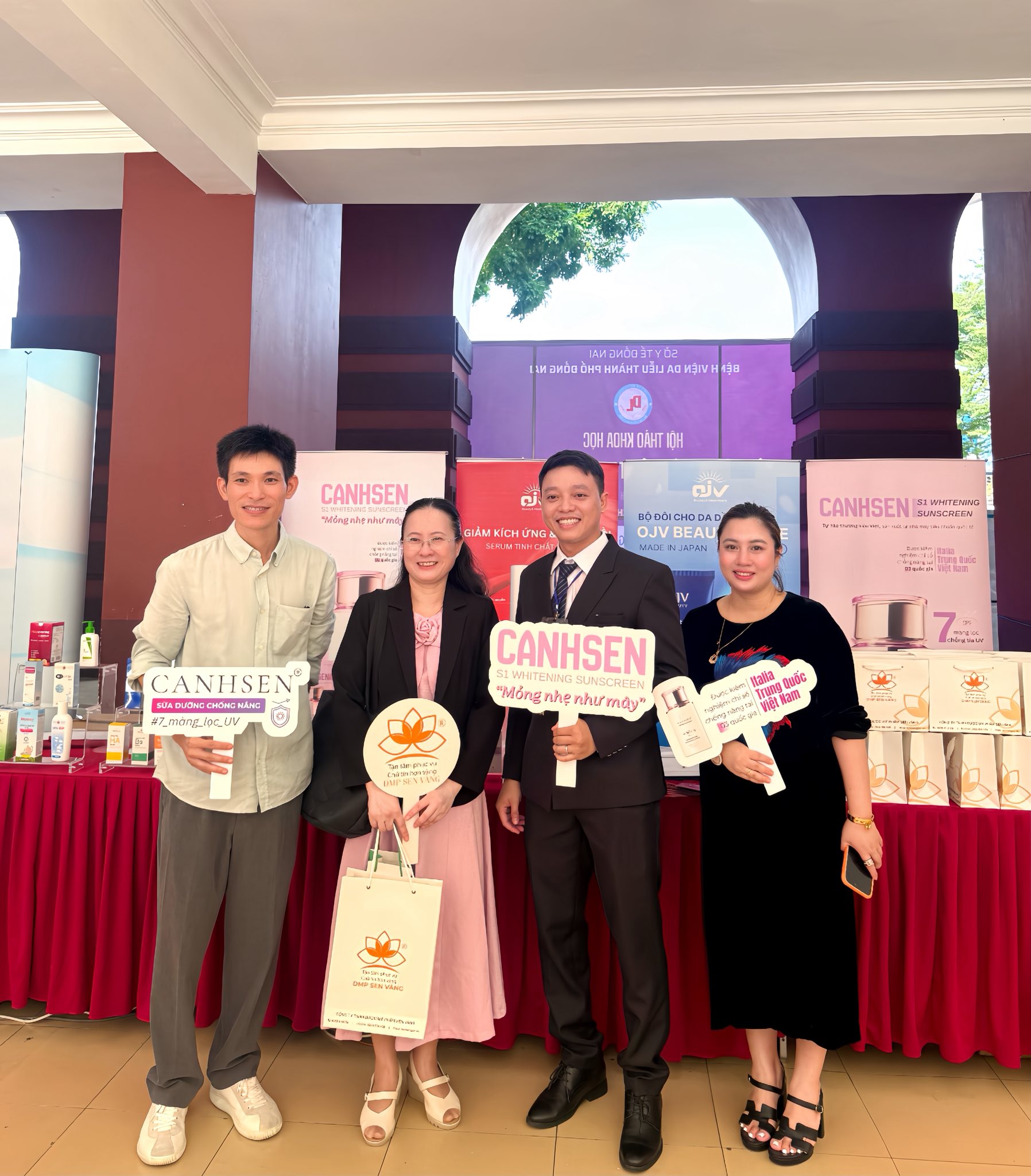 Cong-ty-DMP-Sen-Vang-chuc-mung-Hoi-thao-khoa-hoc-Cham-Soc-Da-Co-Ban-Va-Chuyen-Sau-Trong-Thuc-Hanh-Da-Lieu-Tham-My-2026-dien-ra-thanh-cong-tot-dep-.jpg