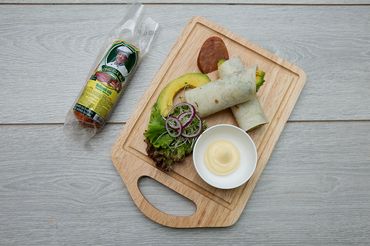 Salami tỏi cuộn bánh Tortilla