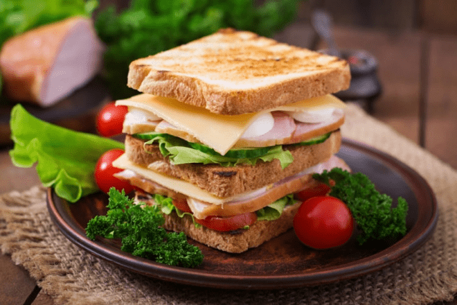 thịt hun khói kẹp bánh mì