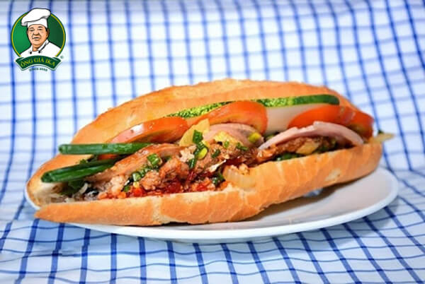 Bánh mì kẹp thịt hun khói